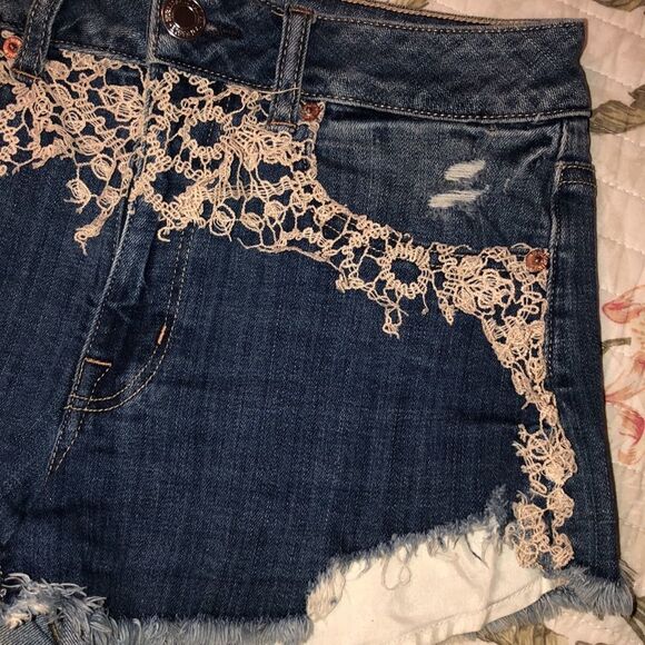 AE 6 Distressed Ivory Crochet Lace Detail Raw Hem Blue Denim Shorts - Picture 5 of 10
